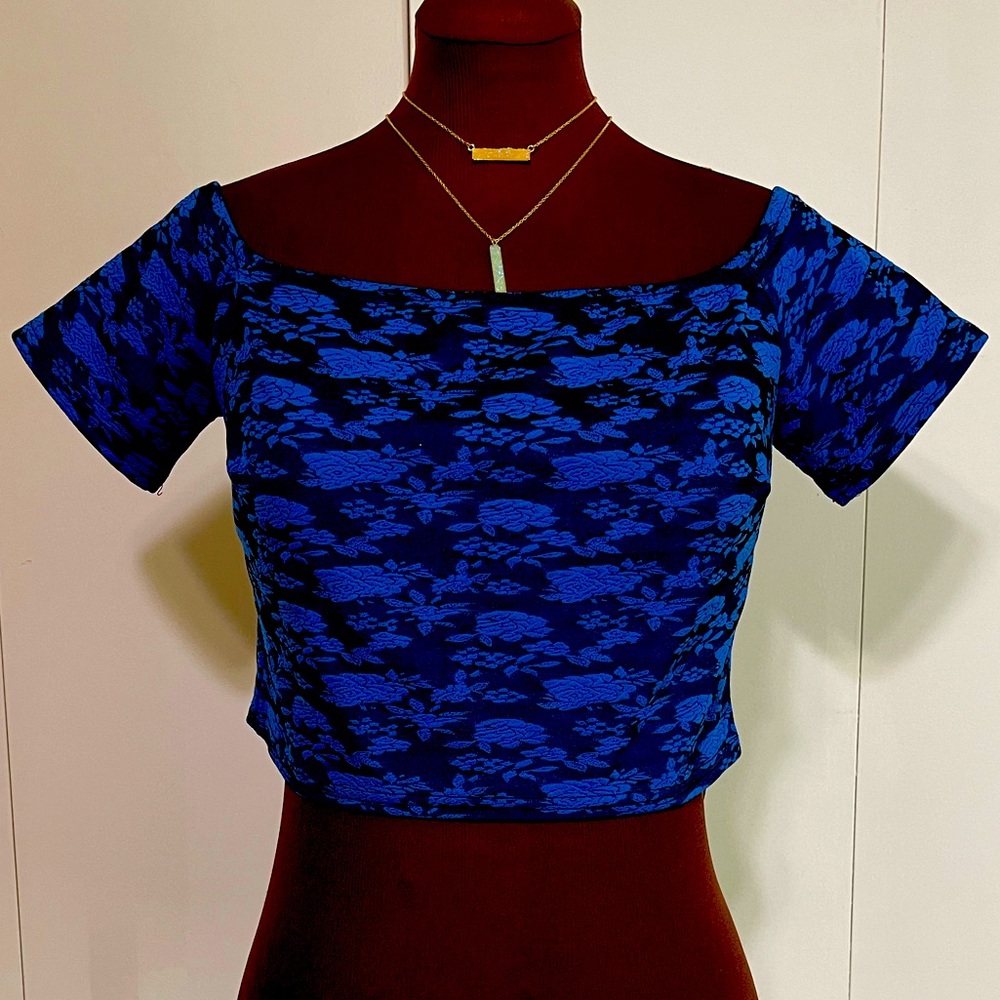 Blue rose pattern crop top - Picture 1 of 2